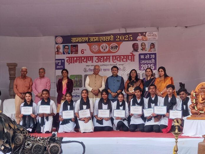 ग्रामायण उद्यम एक्स्पोत पथनाट्य आणि पर्यावरणपूरक विज्ञान मॉडेल