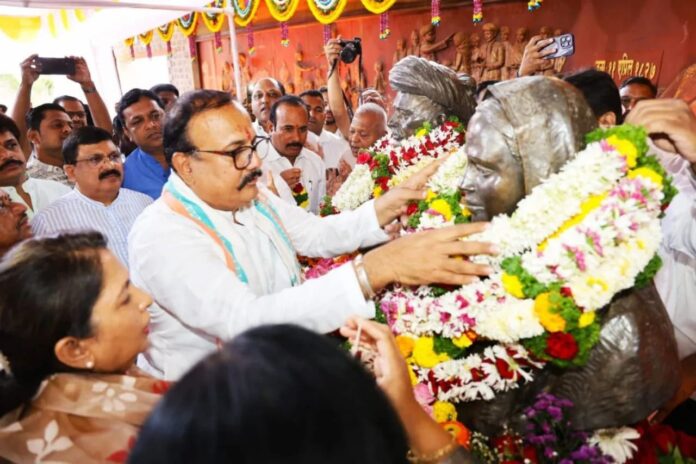 महात्मा फुले जयंतीनिमित्त पुण्यात फुले वाडा येथे काँग्रेसतर्फे अभिवादन कार्यक्रम