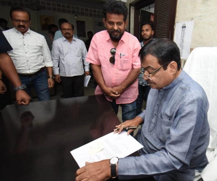 दोपहिया वाहनों के लिए विशेष लेन की मांग – इबादुल सिद्दीकी ने नितिन गडकरी से की मुलाकात