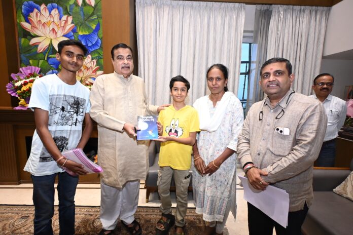 १२ वर्षांच्या विराजमध्ये ‘विशेष’ टॅलेंट, गडकरींनी केले कौतुक !