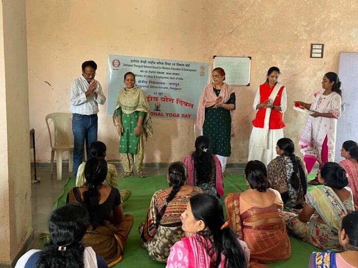 श्रीकृष्ण बहुदेशीय संस्था येथे भारत सरकारच्या योजनांचे कार्ड वाटप