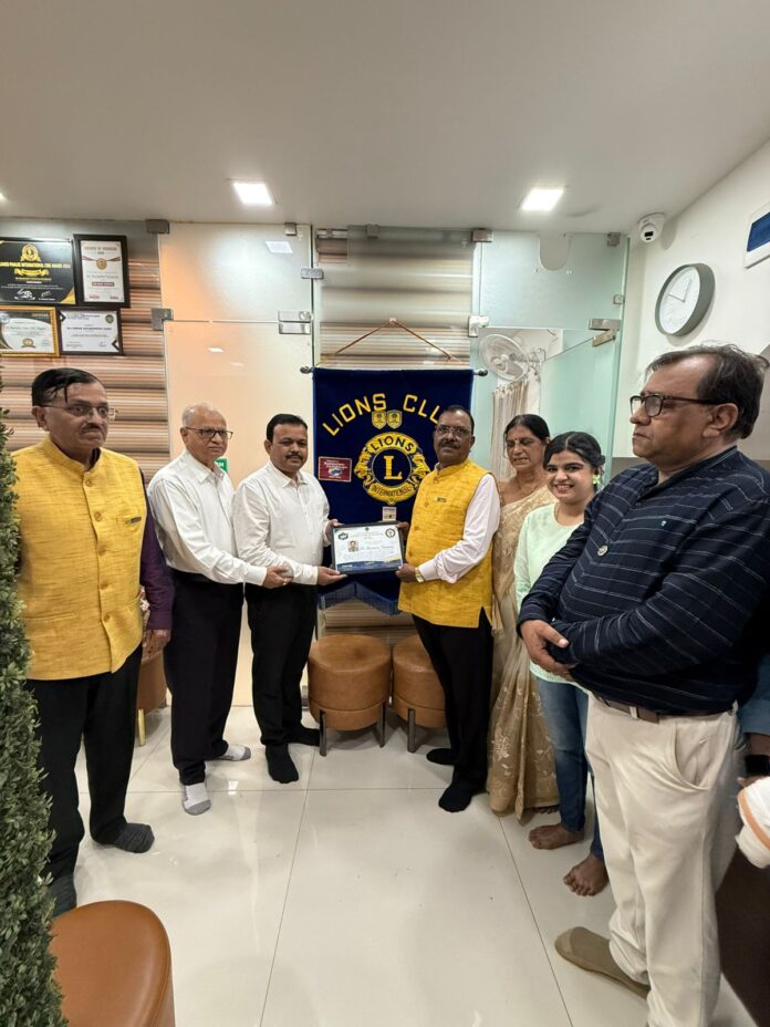 सेवाभावी डॉक्टर व चार्टर्ड अकाउंटंटचा लाॅयन्स क्लबतर्फे गौरव