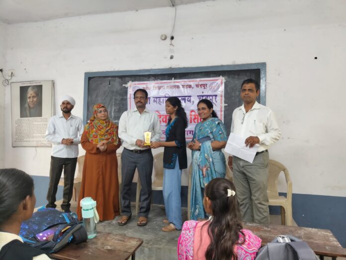 A grand poster presentation competition was organized at Janata College on the occasion of Hindi Day.