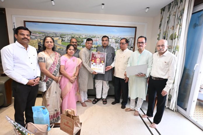 नितीन गडकरींच्या हस्ते 'श्री गजानन विजय ध्वनी ग्रंथ' पोस्टरचे प्रकाशन